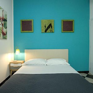 Camera piccola con letto king size
